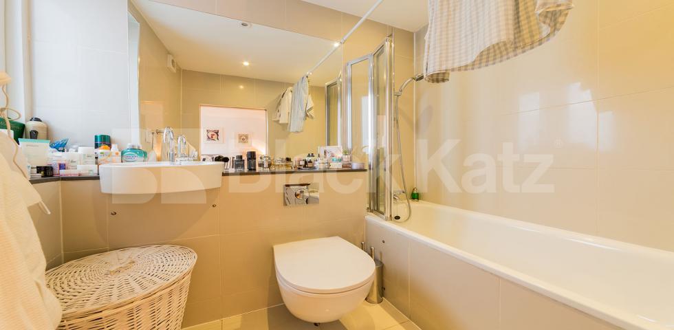 			LET BY!, 2 Bedroom, 1 bath, 1 reception House			 Camden Mews, CAMDEN